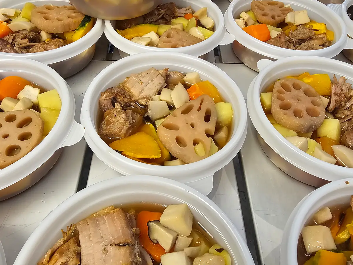조리를 마치고 용기에 나눠 담은 반찬